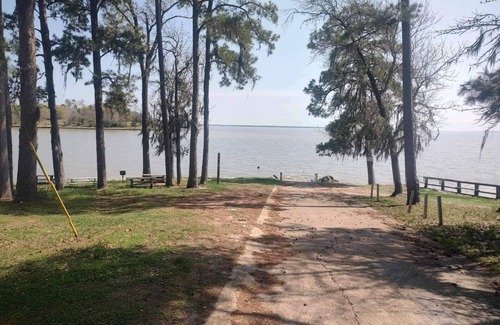 Pointblank House | Cozy house with Lake View. Welcome to Grace.