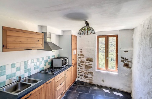 La Liviniere House | Cozy house with wood stove and a shared pool
