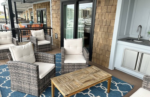 River District Boat Rental | Cozy Houseboat in Port City Marina Wilmington, NC Nestled among The Cove Villas