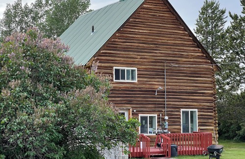Chester Cabin | Cozy, inviting log cabin near U.S. 20 on the way to Island Park and Yellowstone