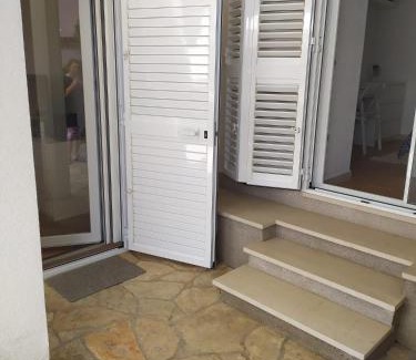 Island Hvar Apartment | Cozy Jelsa apartment in the shade of the pines.