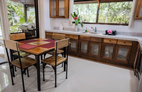 Parrita Cabin | Cozy jungle cabin with WiFi and AC in beautiful Parrita
