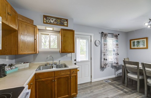 Jonesville House | Cozy Kentucky Retreat - Deck, Near Ark Encounter!