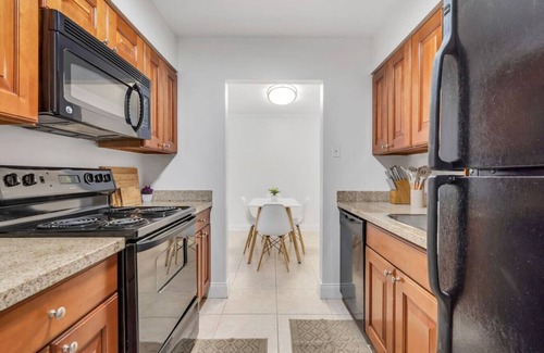 Bayshore Gardens Apartment | Cozy King APT near Bayshore! Pool/Gym/FREE parking
