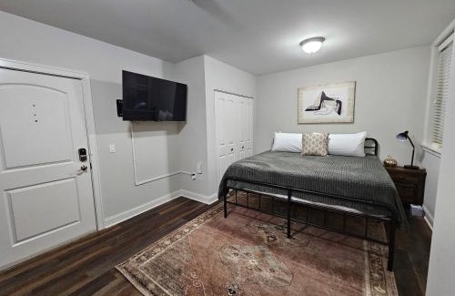 Champaign Apartment | Cozy King Bed Stay at the Historic Inman - 201