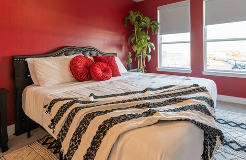 Rowlett Apartment | Cozy King Bed Suite Near the lake. Free Parking & W/D - B