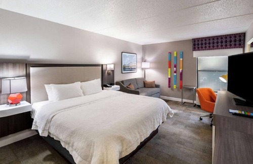 Gainesville House | Cozy King Room! Best in Luxury & Comfort