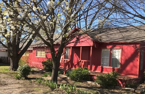 Pottsboro Cabin | Cozy Lake Cabin, only 3/10ths of a mile from the beach and boat ramp