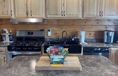Dandridge Cabin | Cozy LAKE cabin with a view of Douglas Lake in East TN! Sleeps 5!