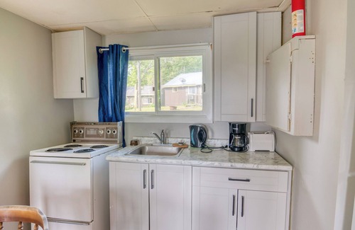 Frontenac Cabin | Cozy Lake Escape: 2-Bed with Bunk, Sleeps 4, Full Kitchen & AC