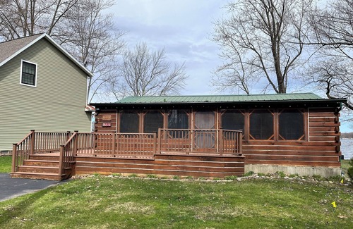 Stroh Cabin | Cozy lake front cabin with WiFi, AC in awesome Angola