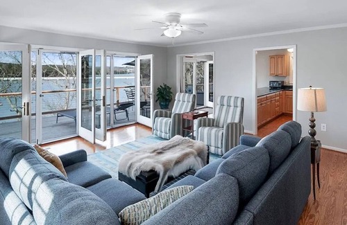 New London House | Cozy Lake Front Cottage on Badin Lake