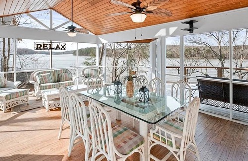 New London House | Cozy Lake Front Cottage on Badin Lake