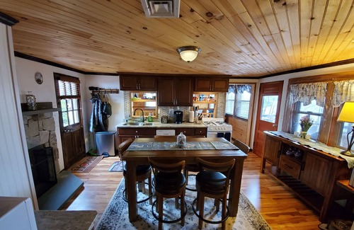 Freetown Cottage | Cozy Lake Front Cottage on Long Pond