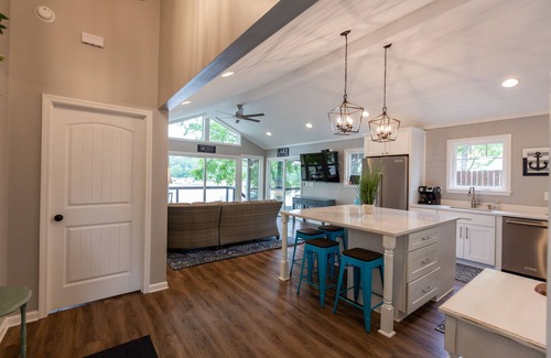 Lyman Cottage | Cozy, lake front cottage