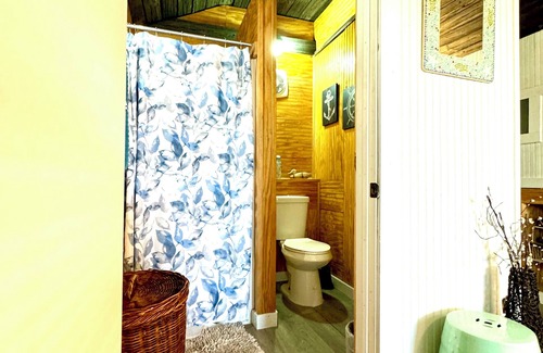 Quinlan Cabin | Cozy Lake Front Studio Cabin - Wifi/AC/Queen Bed/Twin Sleeper/Lake View- Cabin 3