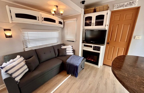 New London House | Cozy Lake Getaway at Badin Shores Resort! Beach - Pool - FUN!
