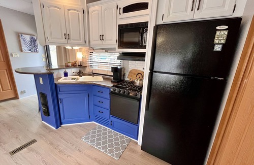 New London House | Cozy Lake Getaway at Badin Shores Resort! Beach - Pool - FUN!