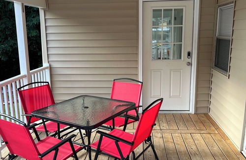 New London House | Cozy lake house in Badin Shores Resort!