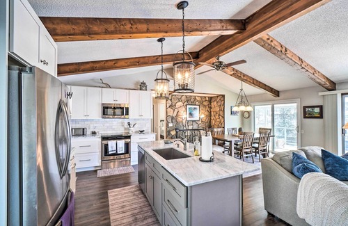 Robbinsville Cottage | Cozy Lake Santeetlah Cottage with Dock & 3 Kayaks!