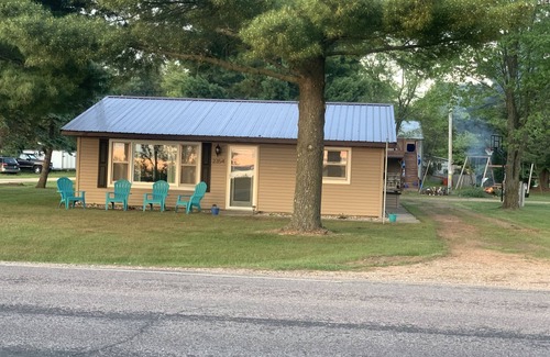 Friendship House | Cozy Lake View Getaway