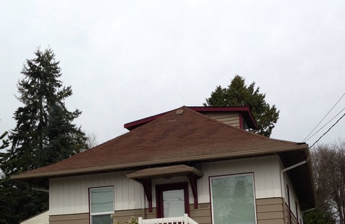 Lake Stevens House | Cozy Lake-View Home with Xfinity Cable and Wi-Fi, HDTV, Washer/Dryer