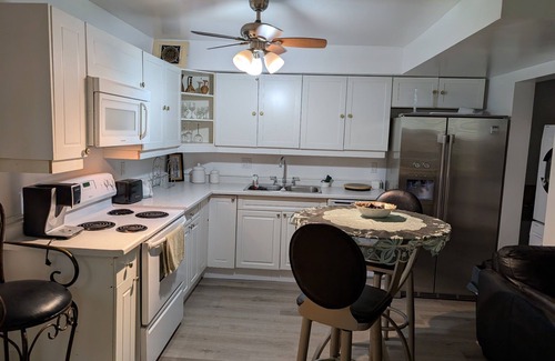 Port Stanley Apartment | Cozy Lakefront 2BDR with Hot Tub in the Village
