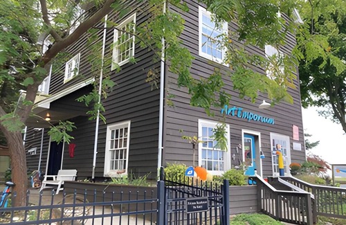 Port Stanley Apartment | Cozy Lakefront 2BDR with Hot Tub in the Village