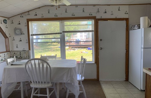 Town of Yates Cottage | Cozy Lakefront Cottage 60 Minutes from Niagara Falls