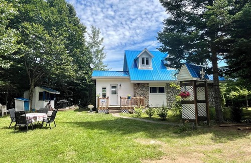 Lantier Cottage | Cozy Lakefront cottage with breathtaking views of lake and mountains