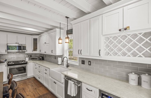 Denver House | Cozy Lakefront Cottage on a Quiet Cove