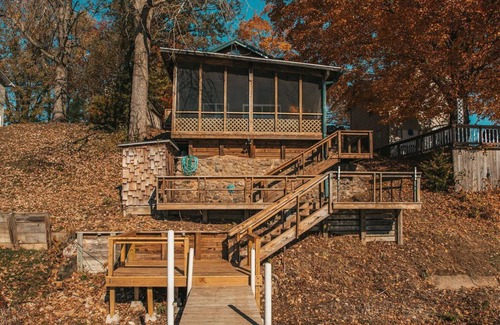 Syracuse Cottage | Cozy lakefront cottage! - 5 minutes from Lake Wawasee