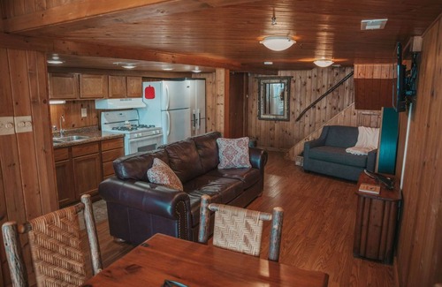 Syracuse Cottage | Cozy lakefront cottage! - 5 minutes from Lake Wawasee