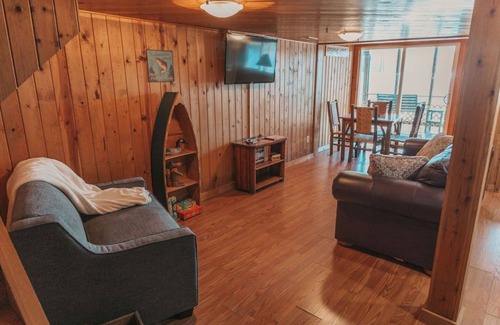 Syracuse Cottage | Cozy lakefront cottage! - 5 minutes from Lake Wawasee