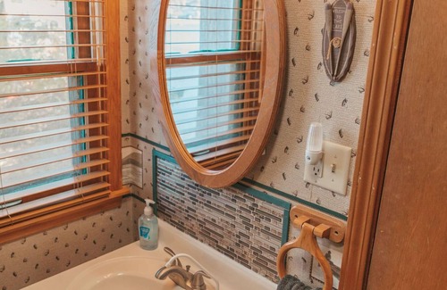 Syracuse Cottage | Cozy lakefront cottage! - 5 minutes from Lake Wawasee