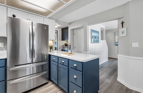 Random Lake Cottage | Cozy Lakefront Escape: Perfect for Seasonal Getaways & Large Groups