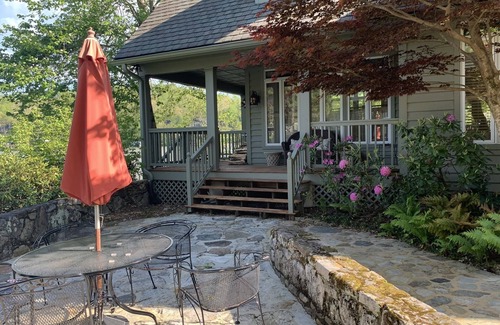Tuxedo House | Cozy, Lakefront Home - Lake Summit