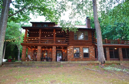 Bracey House | Cozy, Lakefront Log Cabin