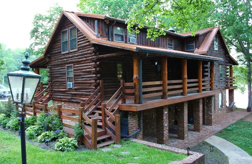 Bracey House | Cozy, Lakefront Log Cabin