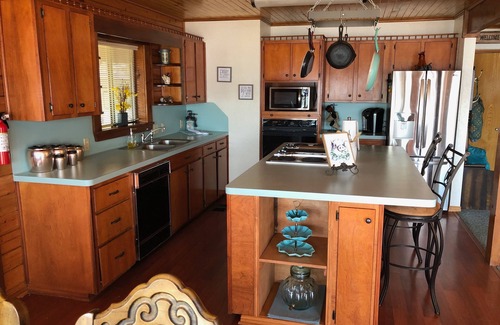 Murchison House | Cozy Lakefront log home on Callender Lake.