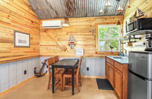 Wimberley Cabin | Cozy Lakehouse Charm + Firepit & Pickleball Fun
