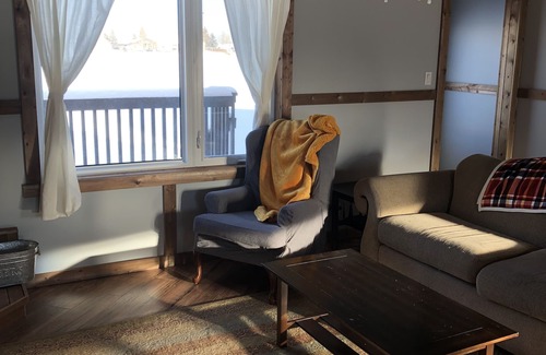 Division No. 3 Cabin | Cozy lakeside cabin 30 minutes from Waterton National Park