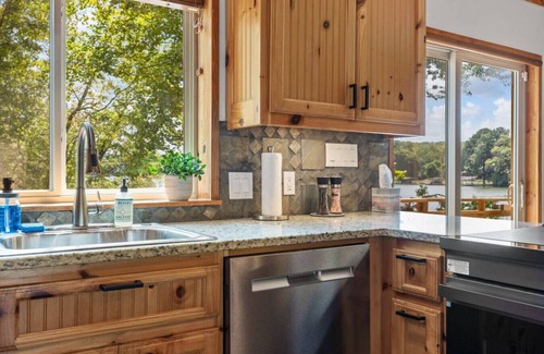 Jones Mills Cabin | Cozy Lakeside Cabin + Swim Dock + Kayak + Canoe