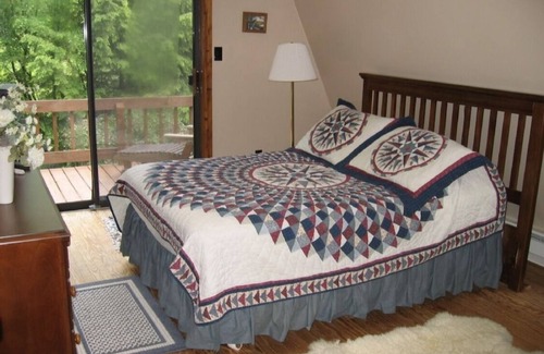 White Haven House | Cozy Lakeside Cottage: Hot Tub, Pool Table, Lake Access, Kayaks, WiFi, +More
