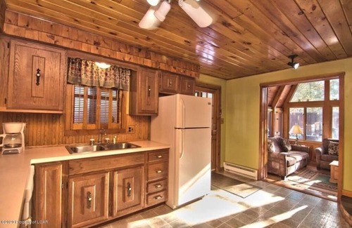 White Haven House | Cozy Lakeside Cottage: Hot Tub, Pool Table, Lake Access, Kayaks, WiFi, +More