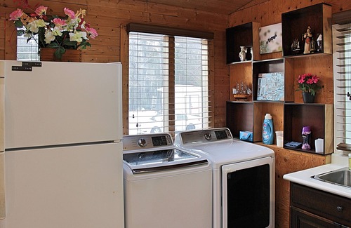 Timberlea House | Cozy Lakeside Getaway, Sleeps 8, Only 15 Minutes from Downtown Halifax