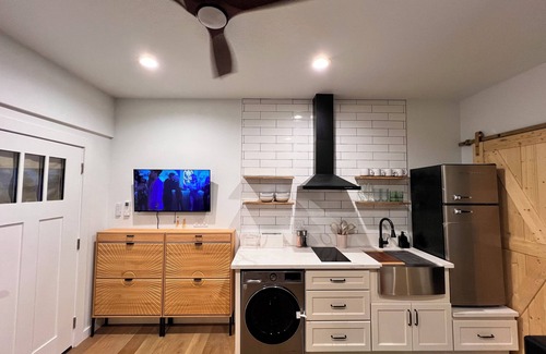 Southeastern Sacramento House | Cozy lil cottage in Sacramento with AC-HEAT, WiFi & a private backyard