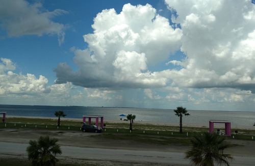 Port Lavaca House | Cozy Little 2 Bedroom House with screened porch on Magnolia Beach Promenade