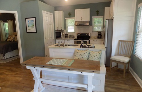 Northeast Pensacola Cottage | Cozy little guest cottage centrally located and within minutes of the airport