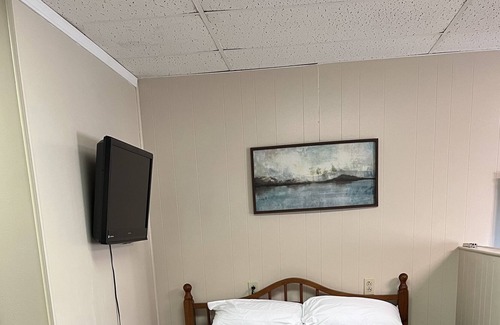 Ashtabula Apartment | Cozy little studio apt within 2 miles of lakeshore park!